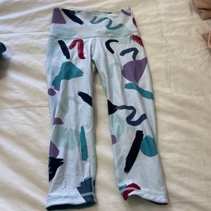 With peloton branded multicolor printed leggings capris size small